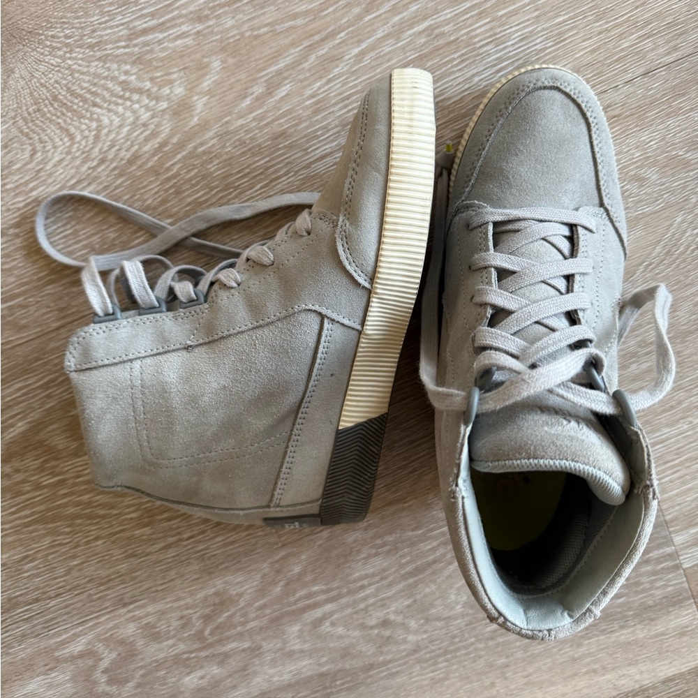 Sorel! Super cute high heel sneakers (GRAY) (7) (LIKE NEW)